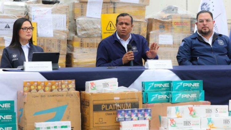 La directora de Aduanas, Samadhy Martínez, el ministro de Hacienda, Alejandro Zelaya, y Josué Mata de la Fiscalía.