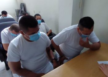 13 policías acusados de robar $100,000 en varios negocios seguirán presos