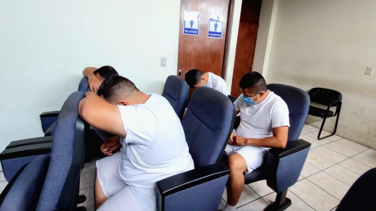 Los sospechosos son señalados de asaltar en negocios. Foto FGR.