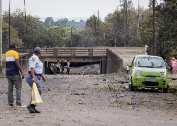 Sube a 18 muertos balance de explosión de un camión cisterna en Sudáfrica