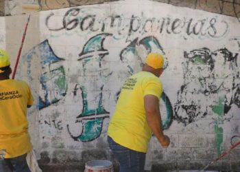 Reos en fase de confianza eliminan grafitis en Soyapango como parte del cerco de seguridad