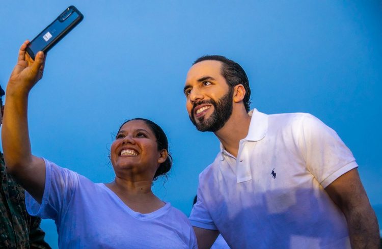 Apoyo inédito. La población salvadoreña sigue calificando muy bien los logros que el país está obteniendo con la gestión del presidente Bukele.