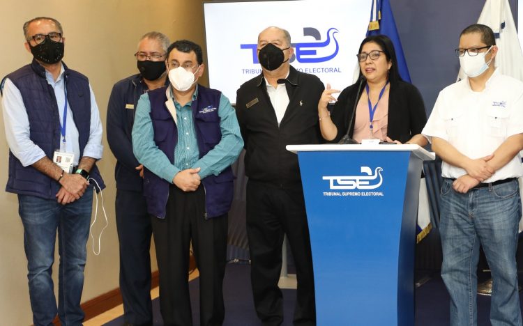 Cuatro de los cinco magistrados propietarios del TSE concuerdan en cumplir la sentencia que
habilita la reelección presidencial inmediata.