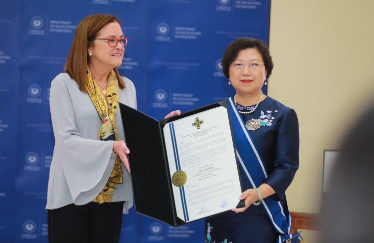 nación.
El Gobierno de China también
ha apoyado a El Salvador con la
entrega de vacunas contra la COVID19 y de suministros e insumos médicos para el personal que durante la
pandemia atendió la enfermedad en
la red pública sanitaria.
En infraestructura, la nación
asiática.