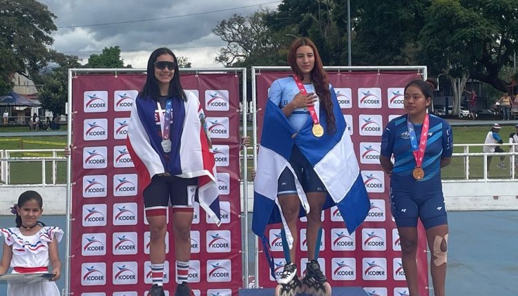 La seleccionada nacional Ivonne Nóchez (c) en lo más alto del podio en el C.A. de Patinaje. Fotos/FSP