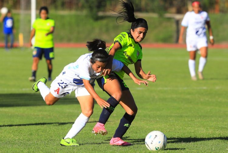 Las chicas de Santa Tecla derrotaron a Alianza Women por 3-2 y se coronaron campeonas del fútbol femenino de primera división. Foto/Sofía Mazariego.