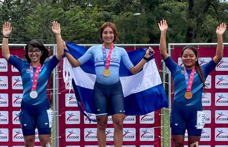 Ivonne Nóchez (c) ganó oro en el evento vuelta al circuito en el C.A. de Patinaje. Fotos/INDES