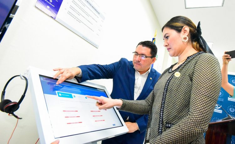 Cindy Portal y Ricardo Salazar verificaron el funcionamiento de los kioscos de atención a usuarios de la diáspora.