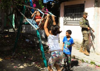 Empresario Ricardo Salinas aplaude el combate a pandillas en Soyapango