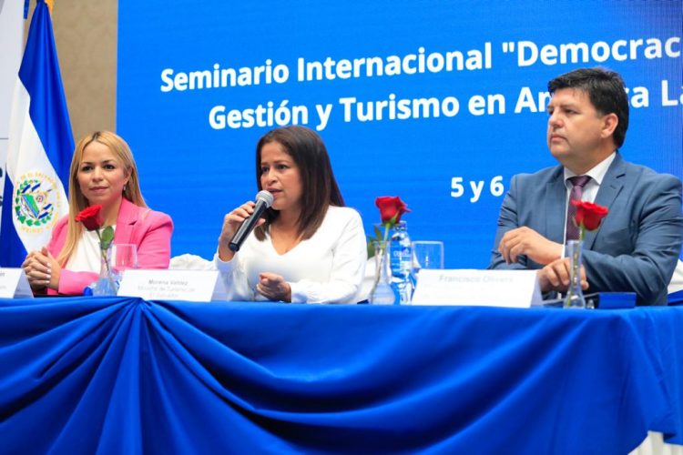 Atractivo. La ministra Valdez expresó
que el turista extranjero tiene interés por
visitar los destinos salvadoreños.