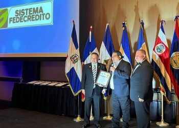 Entregan reconocimiento a presidente de FEDECRÉDITO