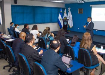 La Dirección Nacional de Medicamentos capacita a jueces y fiscales en derecho farmacéutico