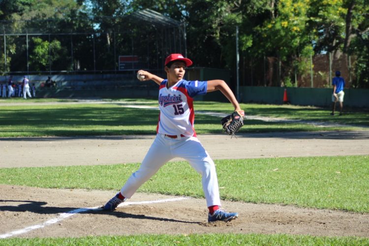 El pitcher Samuel Avilés cargó con la victoria ante la novena de Soyapango. Fotos/Fedebéis