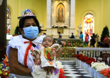 FOTOS | Cientos de salvadoreños veneraron a la Virgen de Guadalupe este domingo