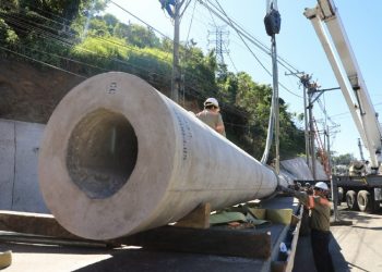 Remueven postes del tendido eléctrico por ampliación de carretera en el paso a desnivel Utila