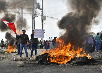 Estallido social en Perú: Cinco fallecidos, calles bloqueadas y vuelos suspendidos