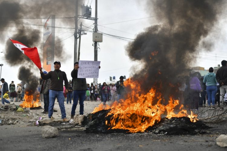 Manifestantes toman la carretera Panamericana en el Cono Norte de Arequipa tras el anuncio de la nueva presidenta peruana Dina Boluarte de su intención de presentar un proyecto de ley al parlamento para adelantar las elecciones generales. Foto AFP