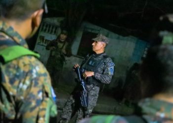 Ministro de Defensa lidera operativos en colonia La Campanera y Las Margaritas