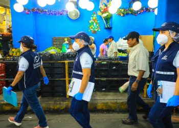 Defensoría del Consumidor realiza verificaciones de precios de frutas y verduras en el Mercado de Mayoreo La Tiendona