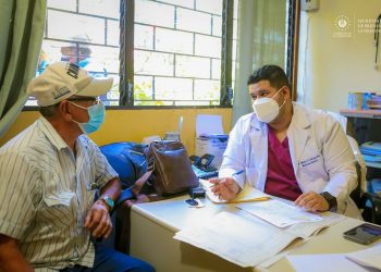 Adultos mayores reciben atención médica en Conchagua, La Unión