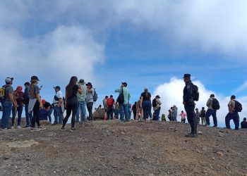 Turistas escalan volcanes acompañados por la Politur en Santa Ana y Sonsonate