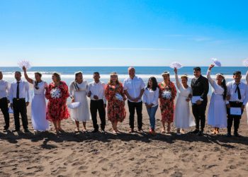 Seis parejas se casan en playa Sihuapilapa, de Teotepeque