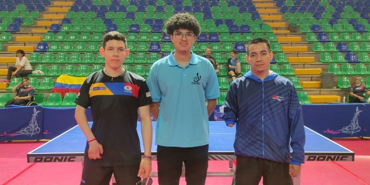 El paraatleta de tenis de mesa, Melvin Muñoz (Extremo Der.) , compitió con éxito en la Copa Costa Rica. Foto/INDES