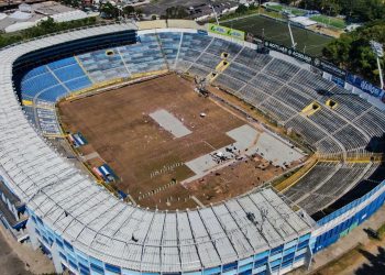 La cancha del Estadio Cuscatlán luce un pésimo estado
