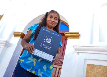Ministerio de Vivienda beneficia a habitantes de Cacaopera, Morazán, con escrituras de propiedad