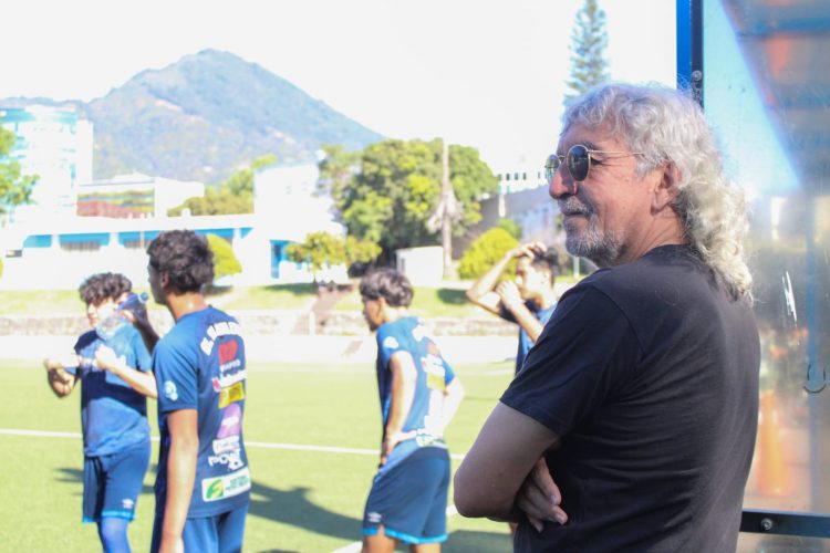 Jorge el «Mágico» González, se hizo presente esta mañana al entreno de la Selección Nacional U-17. Foto/Selecta
