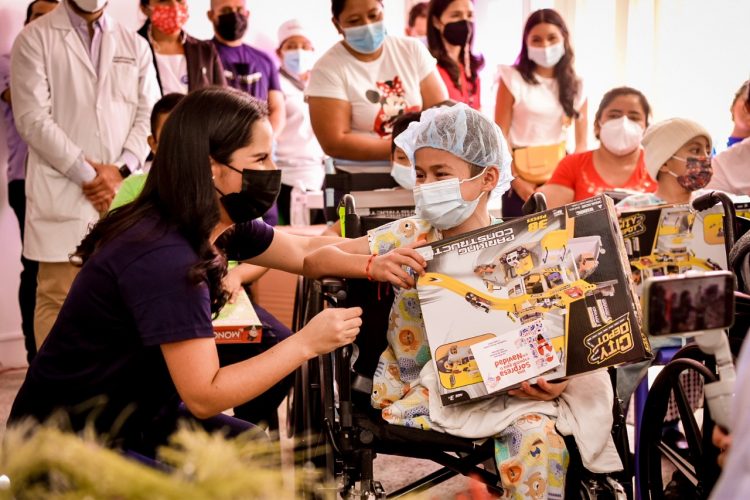 Durante la celebración, los niños recibieron regalos de la primera dama, Gabriela de Bukele.