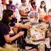 Primera dama, Gabriela de Bukele, entrega juguetes a los niños del Hospital Bloom