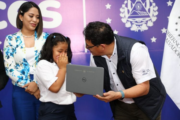 Beneficiarios. Los alumnos han recibido computadoras y tabletas por parte del Gobierno Central.
