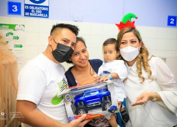 ISSS entrega regalos a niños y niñas ingresados en hospitales en víspera de Navidad