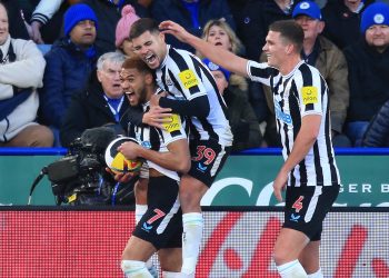 Newcastle se coloca segundo, Tottenham salva un empate en Brentford y Wolverhampton abandona el último lugar