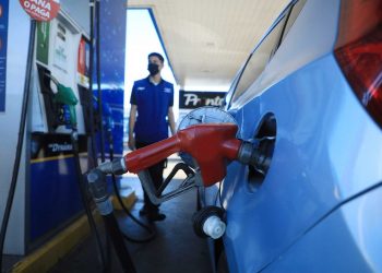 Precios de los combustibles cerrarán el año a la baja en El Salvador