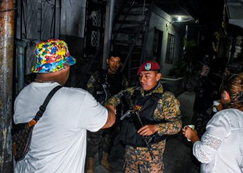Atletas regalan cenas a policías y soldados que brindan seguridad en la comunidad Tutunichapa
