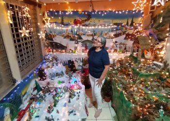 Más de dos décadas colocando el nacimiento en la sala de su casa en Santa Ana