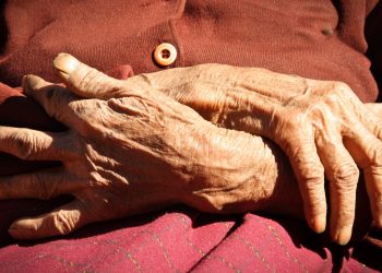 Mujer china de 108 años recuperada de COVID-19 lleva hoy una vida normal