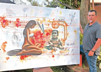 Artista representa cambios de la vida en dos obras