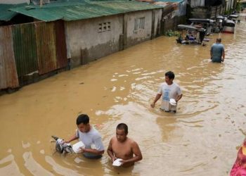 Al menos 11 muertos y decenas de miles evacuados por inundaciones en Filipinas
