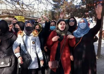 Los talibanes prohíben a las mujeres trabajar para oenegés en Afganistán