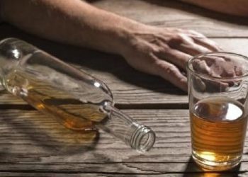 Al menos 37 muertos en India por intoxicación con alcohol adulterado
