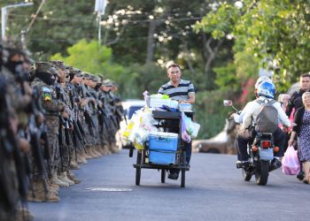 Fotos: Habitantes de Soyapango continúan actividades cotidianas protegidos por cerco de seguridad
