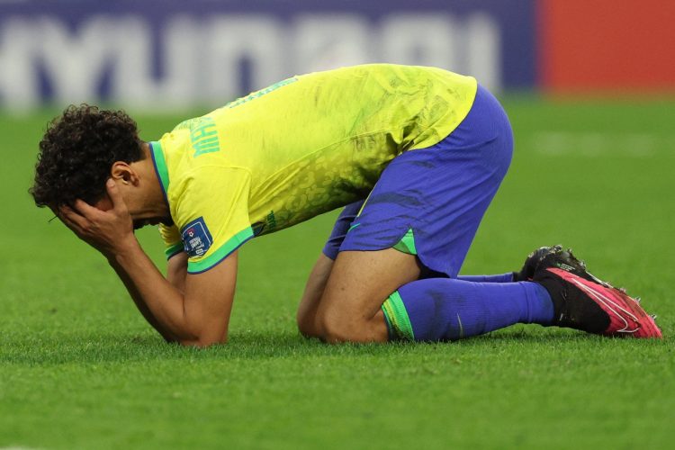 Marquinhos se lemanta tras la eliminación brasileña. Foto: AFP