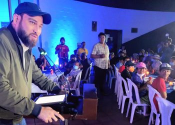 Alcalde de San Salvador comparte cena navideña con personas en albergues