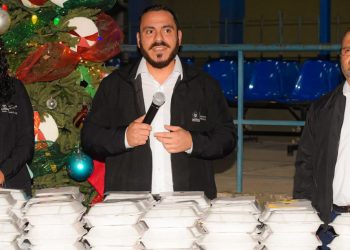 Gobierno de El Salvador entrega cenas al personal de salud que se encuentra de turno este fin de año