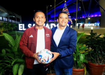 Destacados árbitros salvadoreños en Qatar, Iván Barton y David Morán, regresan a El Salvador