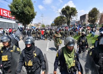 Gobierno de Perú declara estado de emergencia en todo el país y saca a la Fuerza Armada por fuertes protestas en las calles