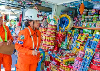 Bomberos inspeccionan puestos de venta de productos pirotécnicos en Aguilares, San Salvador